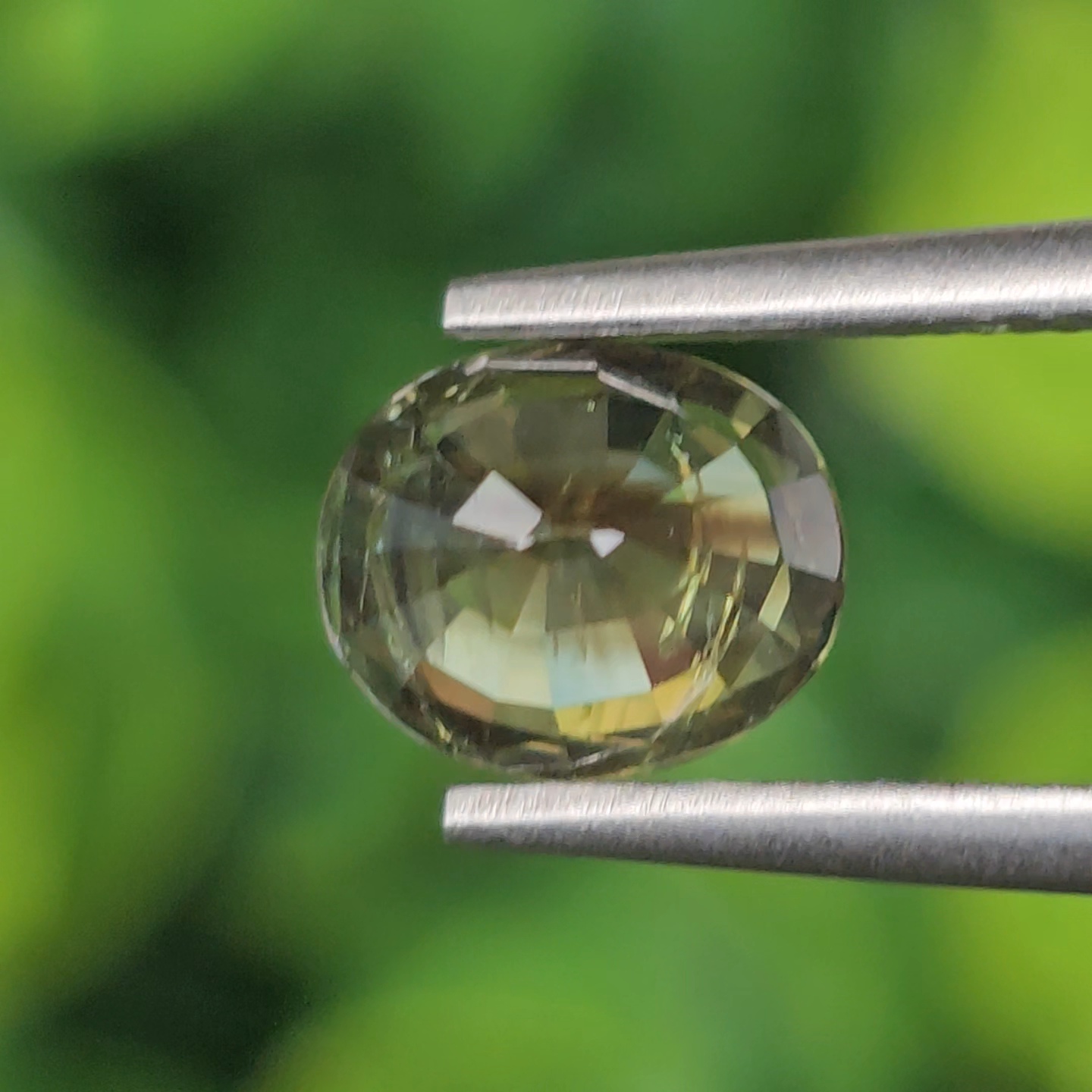 พลอย เขียวส่อง Green Sapphire 1.43 กะรัต (Cts.) ดิบ Unheated พลอยแท้ อัญมณีมงคลประจําวันเกิด เครื่องประดับพลอย