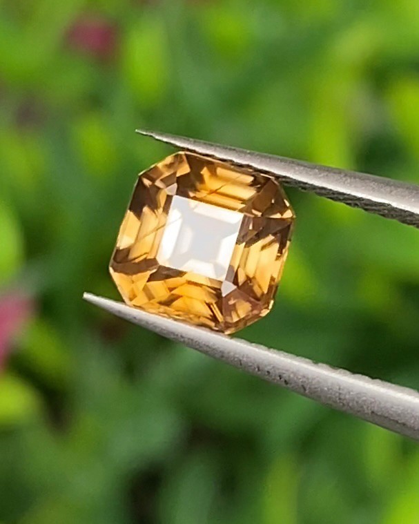 พลอย เพทาย (Zircon) 1.80 กะรัต (Cts.) พลอยแท้ อัญมณีมงคลประจําวันเกิด เครื่องประดับพลอย