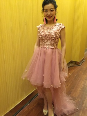 Pre-order ชุดแฟนซี ชุดเจ้าสาว ชุดราตรี สีชมพู แขนกุด ผ้าลูกไม้ แต่งดอกไม้ช่วงบน เชือกผูกหลัง