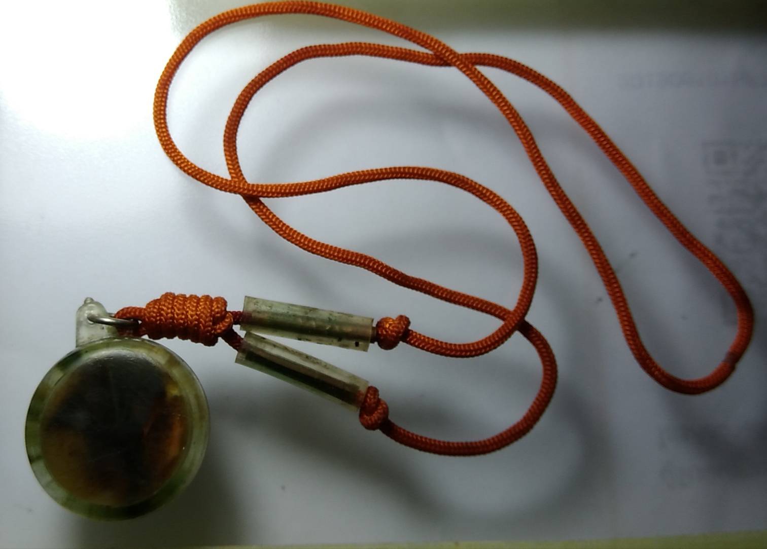 ร009 ตลับสีผึ้งห้อยคอ เชือกตะกรุด ไม่ทราบที่ครับ