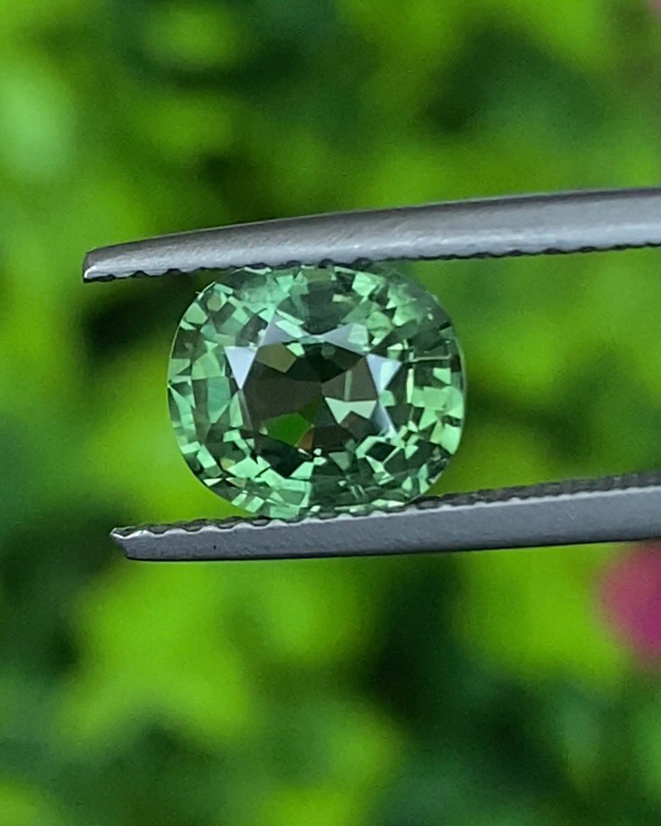 พลอย เขียวส่อง (ฺGreen Sapphire) 1.82 กะรัต (Cts.) พลอยแท้ อัญมณีมงคลประจําวันเกิด เครื่องประดับพลอย