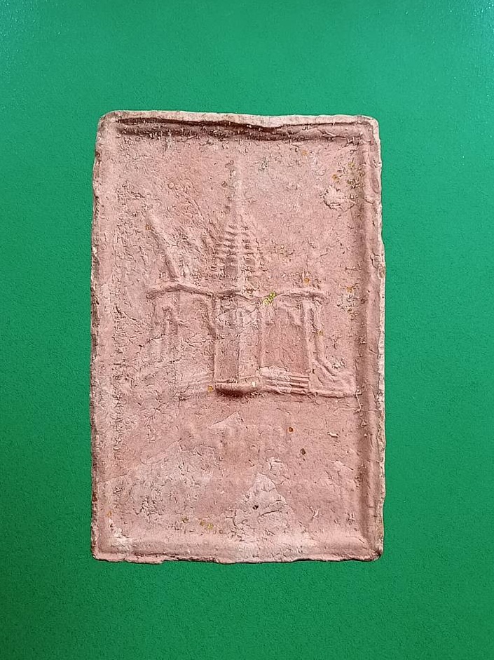 ผ2951 พระผง หลวงปู่ศุข วัดปากคลองมะขามเฒ่า จ.ชัยนาท หลังมณฑป รุ่นเนื้อกระเบื้องมณฑป ปี2546