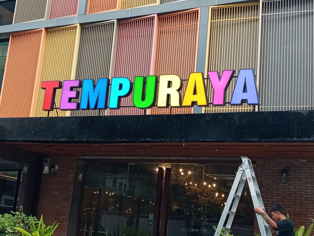 ป้ายกล่องไฟออกหน้าตัวอักษร TEMPURAYA