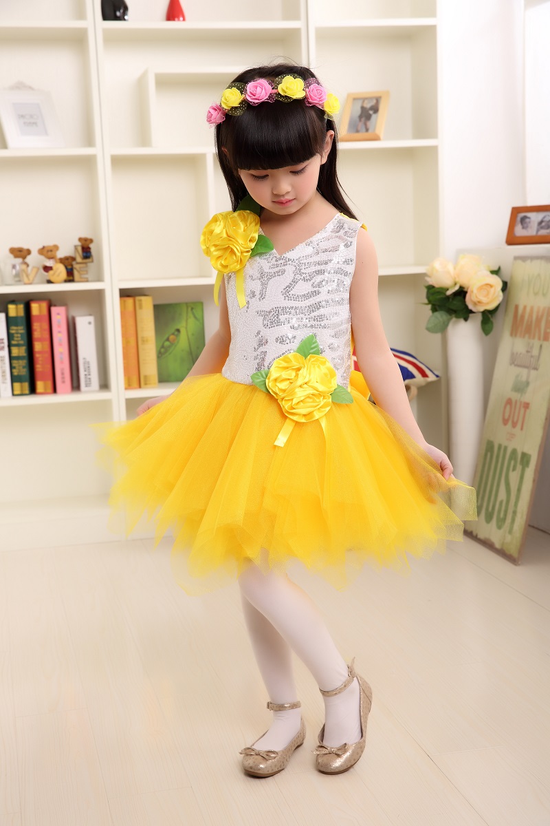 Pre-order ชุดแฟนซี ชุดแสดง แขนกุด คอกลม ปักเลื่อมช่วงอก แต่งดอกที่เอวและไหล่ กระโปรงตาข่ายเป็นชั้น ๆ