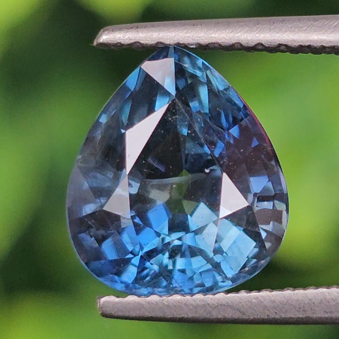 พลอย ไพลิน (Blue Sapphire) 3.77 กะรัต (Cts.) พร้อมใบเซอร์ พลอยแท้ อัญมณีมงคลประจําวันเกิด เครื่องประดับพลอย