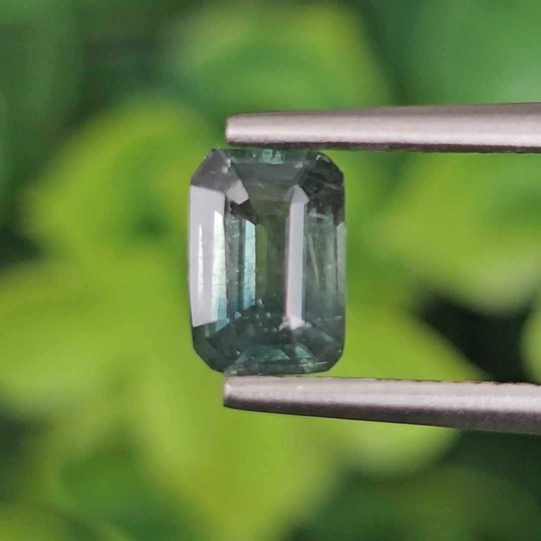 พลอย เขียวส่อง Green Sapphire 1.07 กะรัต (Cts.) พลอยแท้ อัญมณีมงคลประจําวันเกิด เครื่องประดับพลอย
