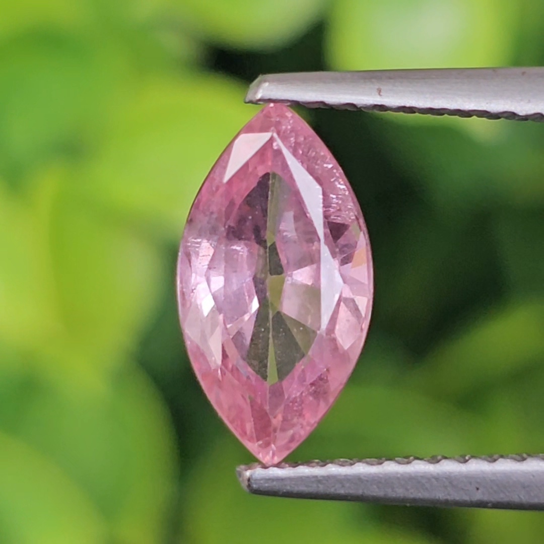 พลอย พัดพารัดชา Padparadscha Sapphire 2.45 กะรัต (Cts.) พร้อมใบเซอร์ พลอยแท้ อัญมณีมงคลประจําวันเกิด เครื่องประดับพลอย สำเนา สำเนา