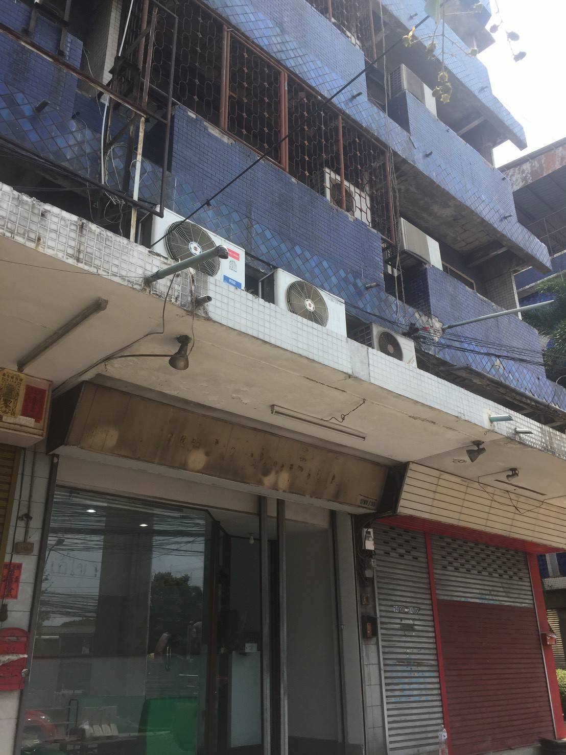 รับรื้อถอนป้ายเก่า