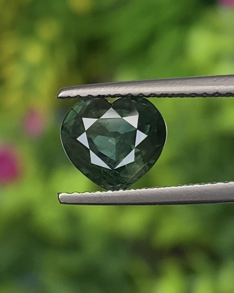 พลอย เขียวส่อง (Bluish Green Sapphire) 2.22กะรัต (Cts.) พลอยแท้ อัญมณีมงคลประจําวันเกิด เครื่องประดับพลอย