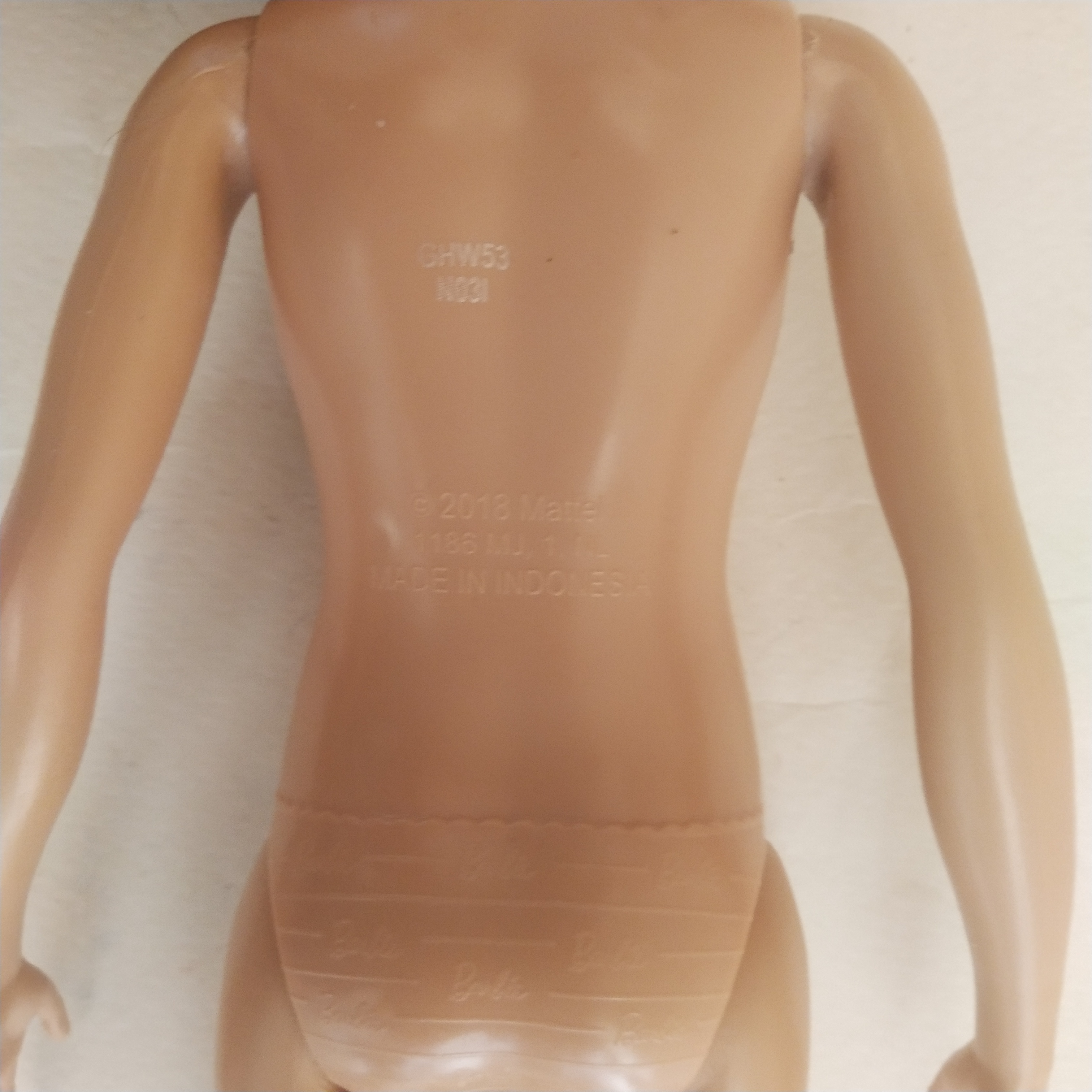 ตุ๊กตาบาร์บี้ **มีรอยบ้างที่ท้อง, ตุ๊กตาขาแข็งไม่ได้ รุ่นอกแบนไม่มีเอว ผมยาวสลวย ผิวเข้ม 2018 Mattel Indonesia