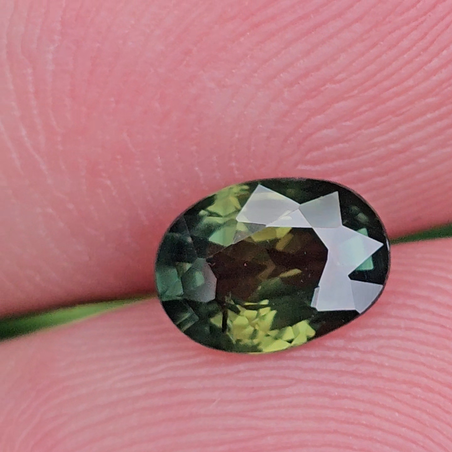 พลอย เขียวส่อง Green Sapphire 1.13 กะรัต (Cts.) ดิบ (Unheated) พร้อมใบเซอร์ (With Certificate) พลอยแท้ อัญมณีมงคลประจําวันเกิด เครื่องประดับพลอย