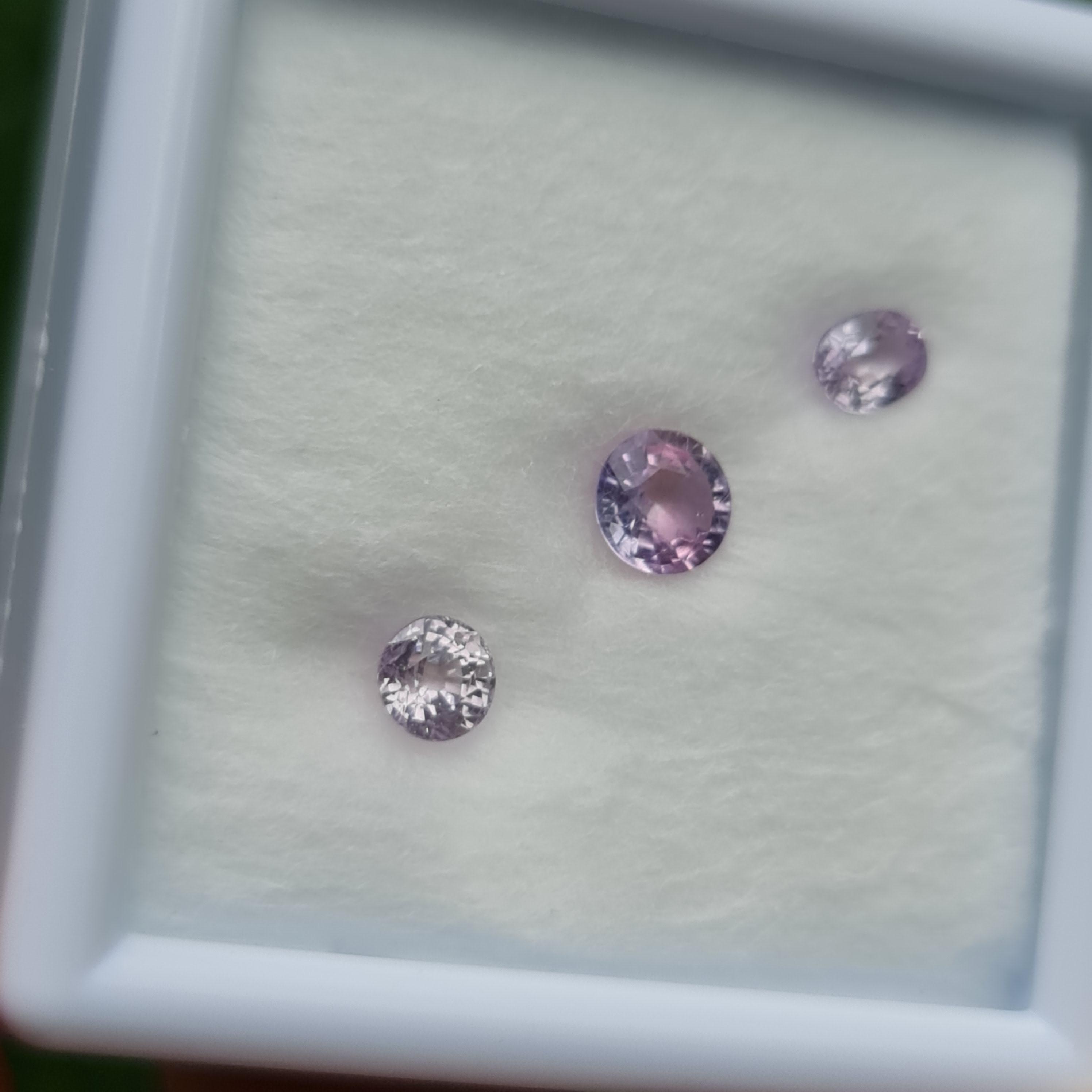 พลอย เพอเพิล แซฟไฟร์ Purple Sapphire ดิบ Unheated 1.36 กะรัต (Cts.) 3 เม็ด พลอยแท้ อัญมณีมงคลประจําวันเกิด เครื่องประดับพลอย