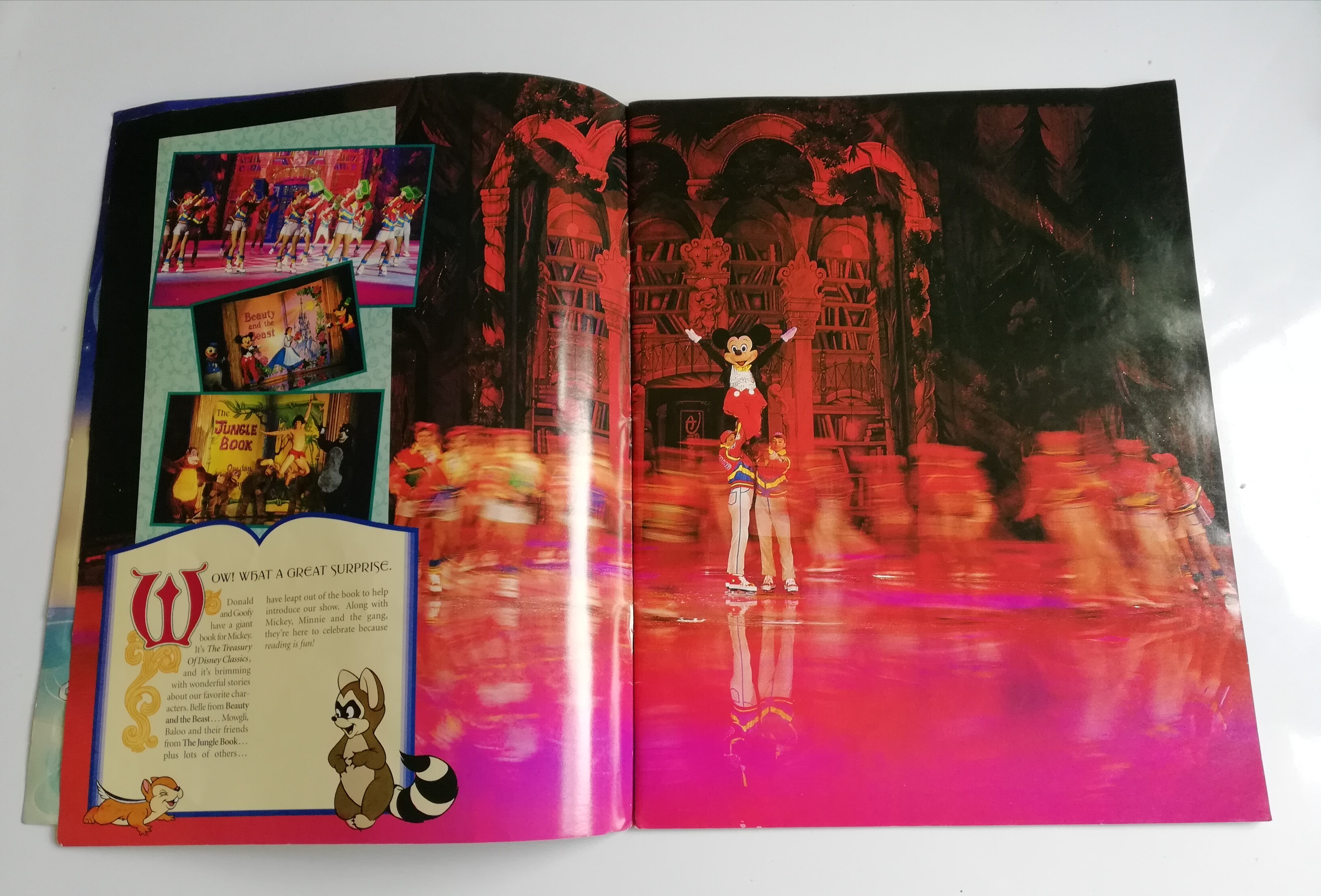 หนังสือภาพเล่มใหญ่ขนาด A3** ปกหลังมีตำหนิเล็กน้อย งานไลฟ์โชว์ "สโนส์ไวท์และคนแคระทั้งเจ็ด" Snow White and the Seven Dwarfs จาก Walt Disney's World on Ice produced by Kenneth Feld