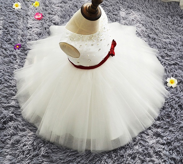 Pre-order ชุดราตรีเด็ก ชุดออกงาน สไตล์เจ้าหญิง สีขาว ปักเลื่อม ปักมุกที่คอ คาดเอวด้วยผ้าซาตินสีไวน์แดง กระโปรงตาข่ายตกแต่งเป็นชั้น ๆ สวยหรู