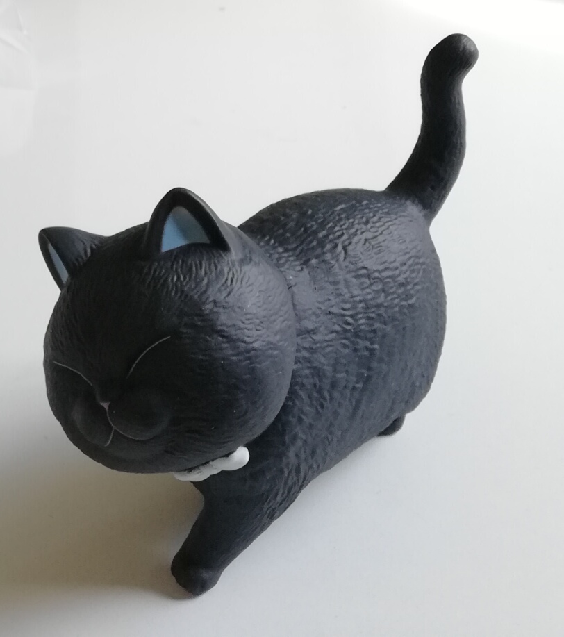 โมเดล "แมวอ้วน Cat Bells 5." " ตัวดำ หูฟ้า เท้าม่วง ขนาดตามภาพ วัสดุ :พลาสติก