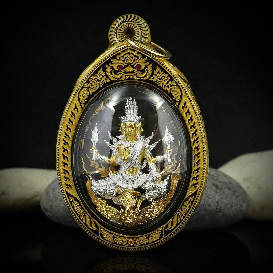 บริการเลี่ยมแบบมีลายขอบข้าง No.A สีทอง (แบบห้อยคอ ขนาดพระไม่เกิน 5 เซนติเมตร) ** ลูกค้าส่งงานมาเลี่ยมที่ร้าน ระยะเวลาเลี่ยมประมาณ 3-5 วัน ไม่รวมระยะเวลาจัดส่ง **