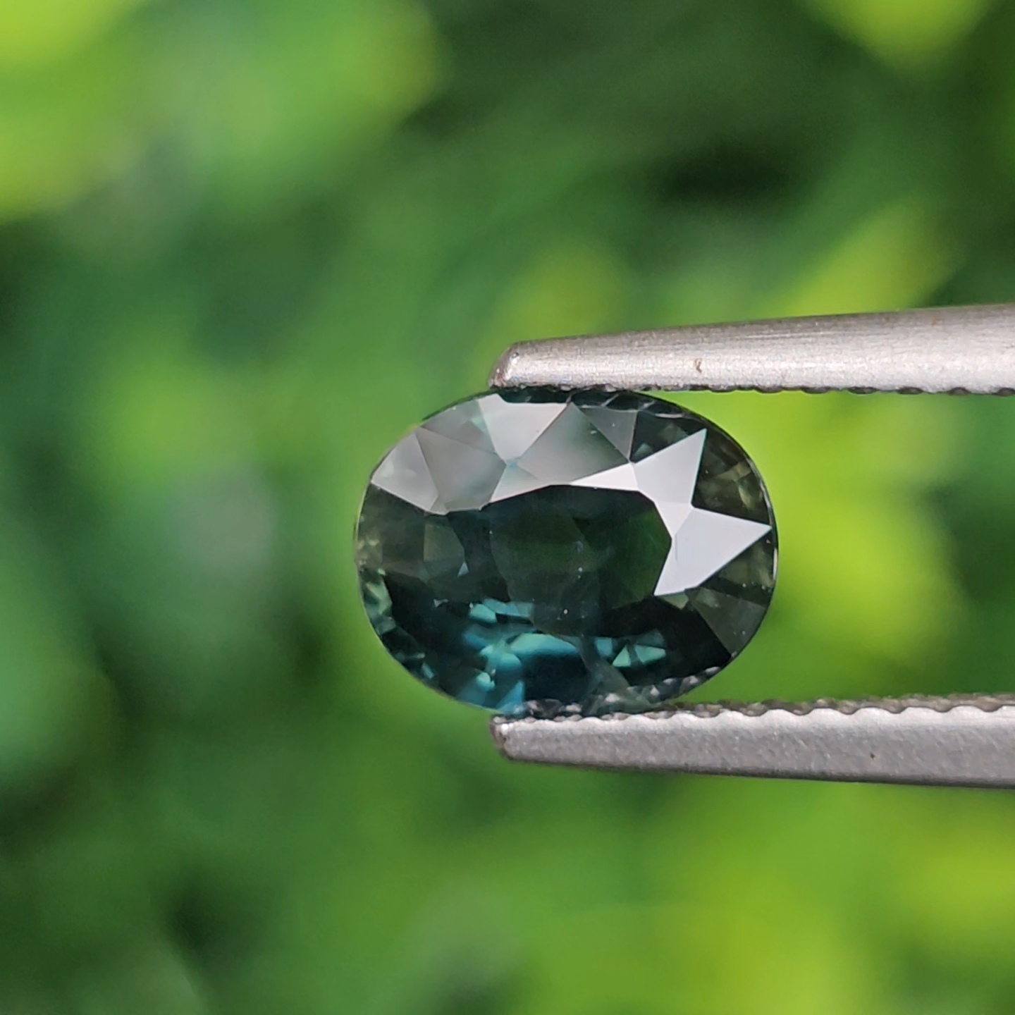 พลอย เขียวส่อง Green Sapphire 1.87 กะรัต (Cts.) ดิบ Unheated พลอยแท้ อัญมณีมงคลประจําวันเกิด เครื่องประดับพลอย