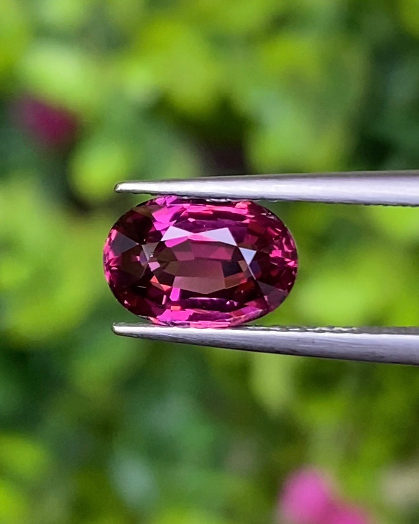 พลอย โรโดไลต์ กาเน็ท Rhodolite Garnet 2.09 กะรัต Cts.พลอยแท้ อัญมณีมงคลประจําวันเกิด เครื่องประดับพลอย