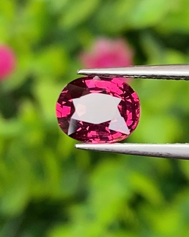 พลอย โรโดไลต์ กาเน็ท Rhodolite Garnet 1.49 กะรัต Cts.พลอยแท้ อัญมณีมงคลประจําวันเกิด เครื่องประดับพลอย