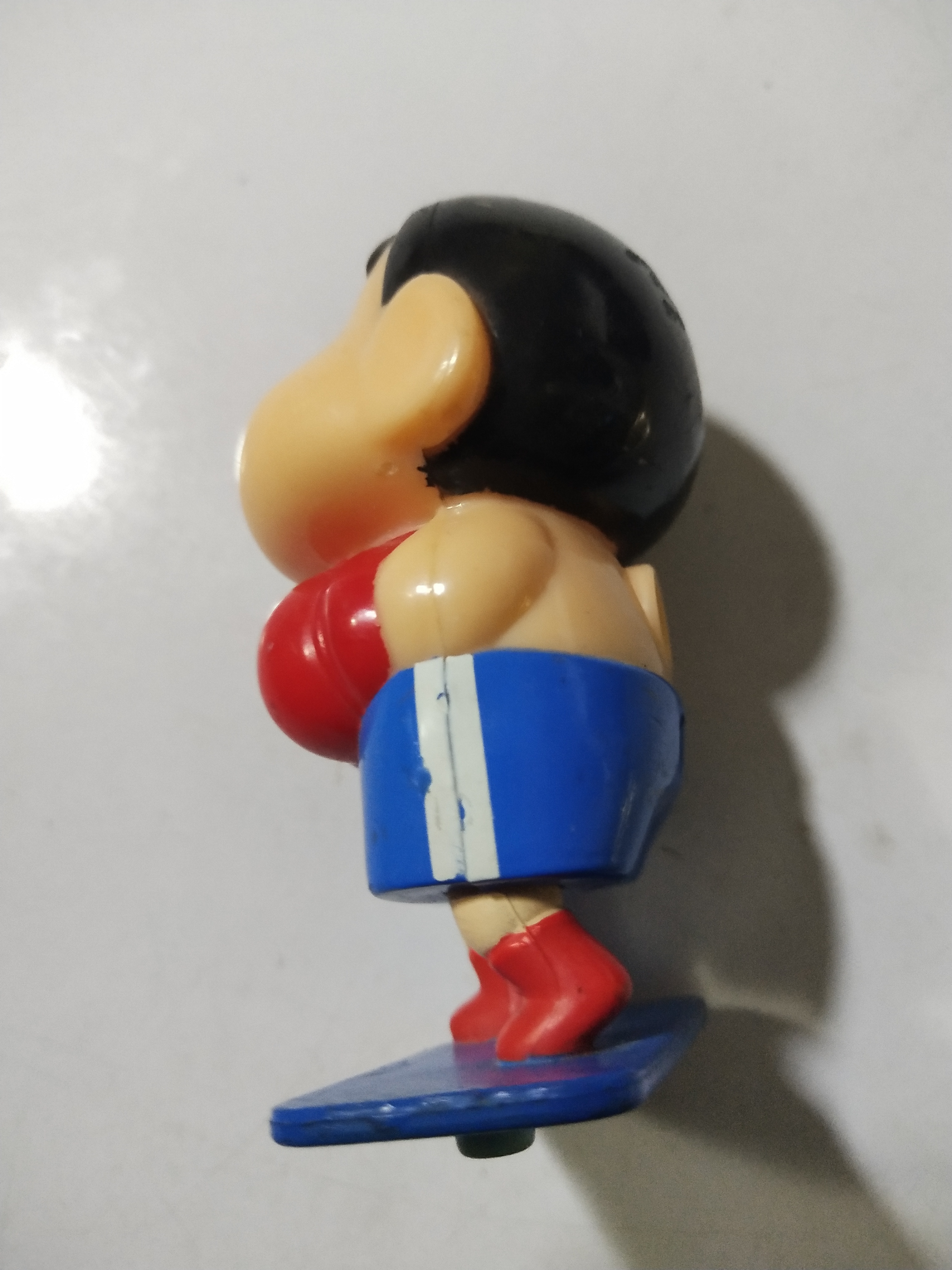 พรีเมี่ยมแถม จาก KFC **มีตำหนิ โปรดดูทุกภาพ,ชินจังต่อยมวย พลาสติก พร้อมฐาน ขนาดประมาณ3นิ้ว