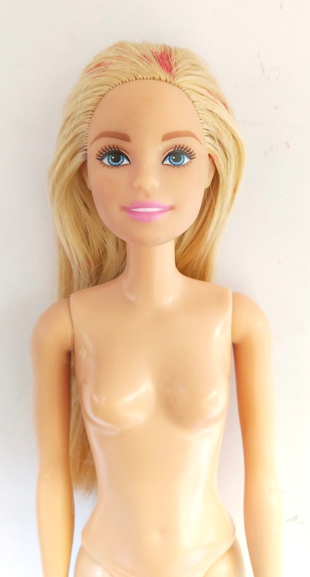 ของเล่น ของสะสม ตุ๊กตาบาร์บี้ 2015 Mattel Indonesia ผมทอง ขาแข็ง งอไม่ได้ ชุดออกงาน แขนเดียว สีชมพูบาร์บี้ของแท้ สภาพใหม่ แกะโชว์ พร้อมรองเท้า และกระเป๋าของบารบี้แท้เซ็ทเดียวกับชุด **มีด้ายหลุดเล็กน้อยบริเวณตีนตุ๊กแกที่ติดหลังชุด