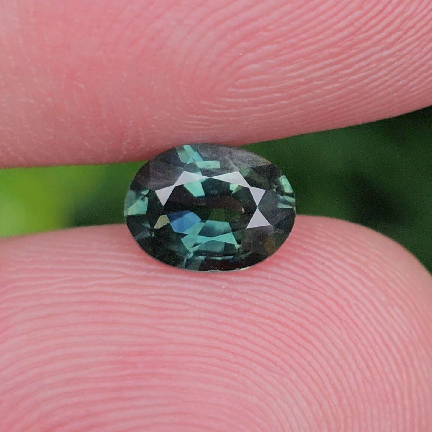 พลอย เขียวส่อง Green Sapphire 1.15 กะรัต (Cts.) พลอยแท้ อัญมณีมงคลประจําวันเกิด เครื่องประดับพลอย