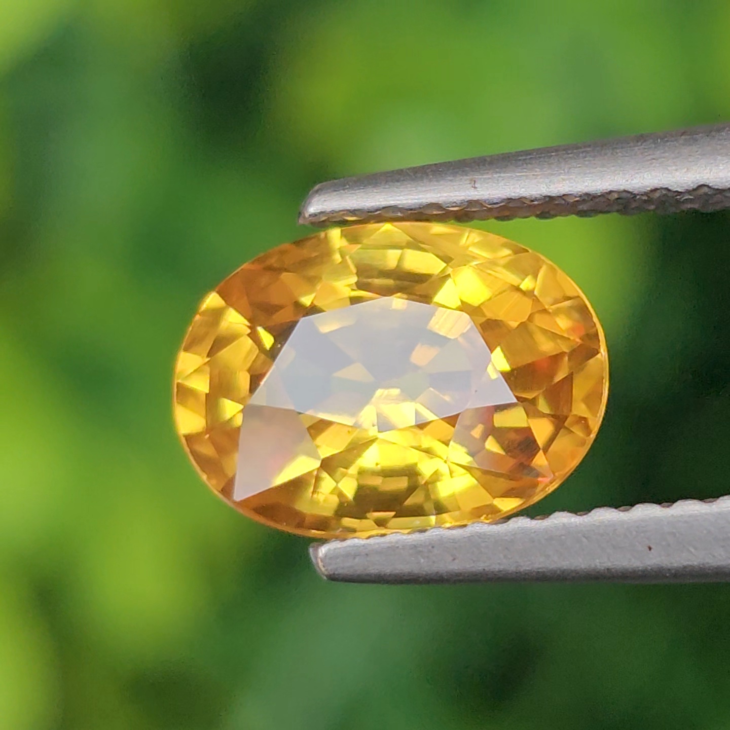 พลอย บุษราคัม yellow sapphire 2.33 กะรัต (Cts.) พลอยแท้ อัญมณีมงคลประจําวันเกิด เครื่องประดับพลอย