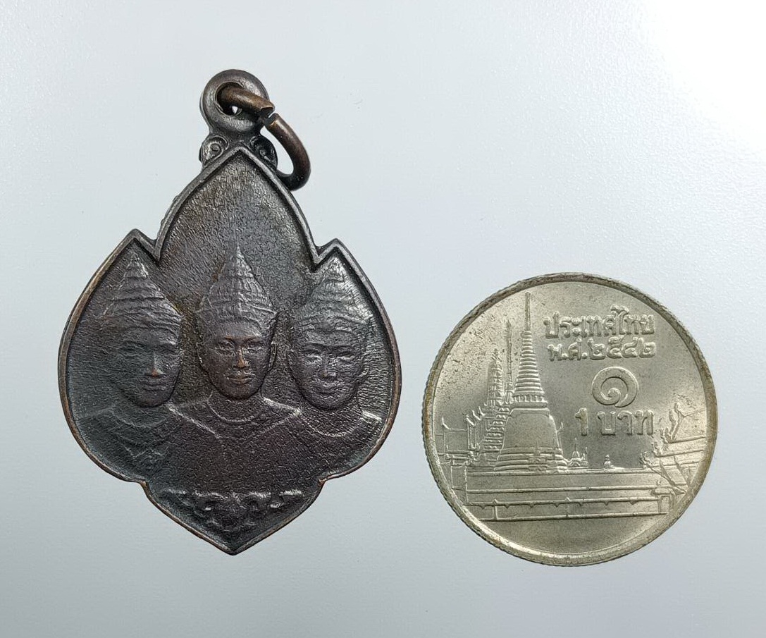 A8080 เหรียญสามกษัตริย์ พ่อขุนรามคำแหง พญาเม็งราย พญางำเมือง ออกวัดเชียงมั่น จ.เชียงใหม่ ปี 2525 หลวงปู่แหวนปลุกเสก