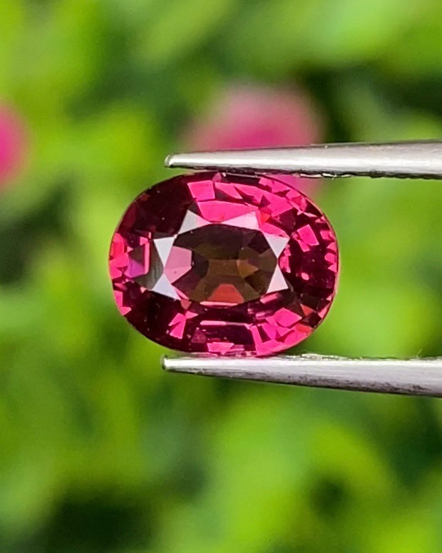 พลอย โรโดไลต์ กาเน็ท Rhodolite Garnet 1.49 กะรัต Cts.พลอยแท้ อัญมณีมงคลประจําวันเกิด เครื่องประดับพลอย