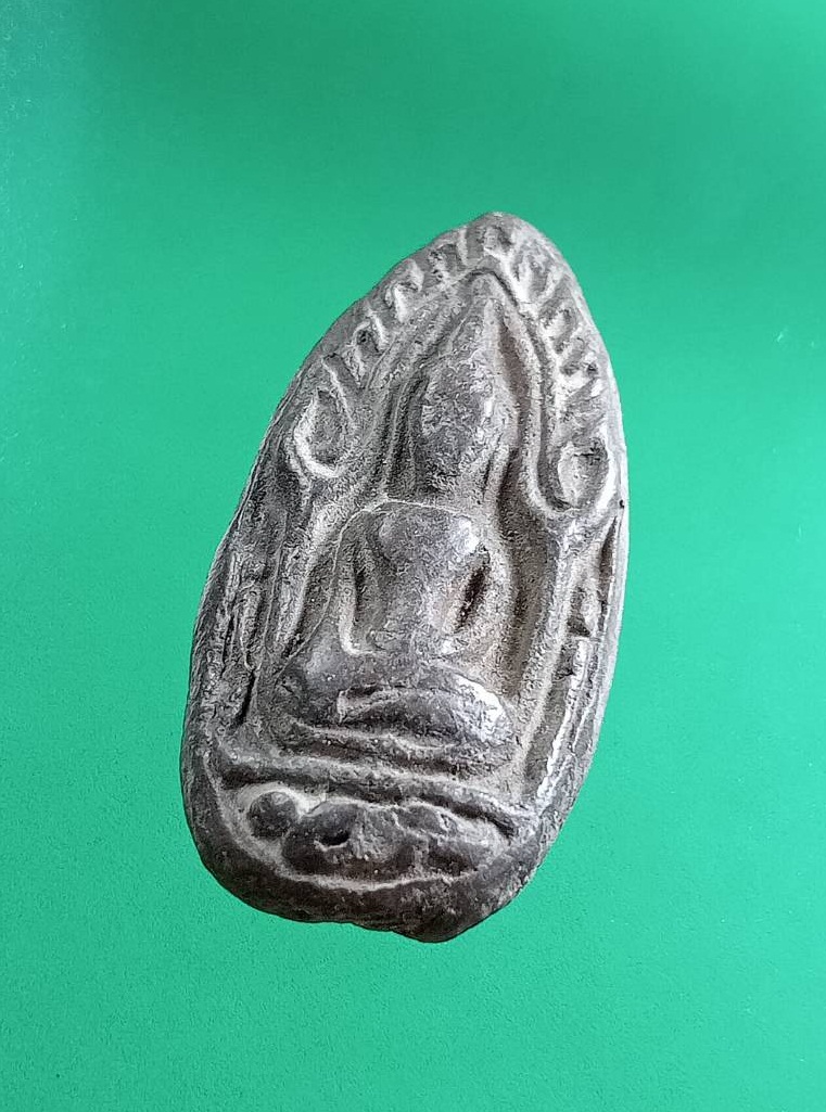 ผ3001 พระขุนแผน ไข่ผ่าซีก เนื้อดิน ไม่ทราบที่