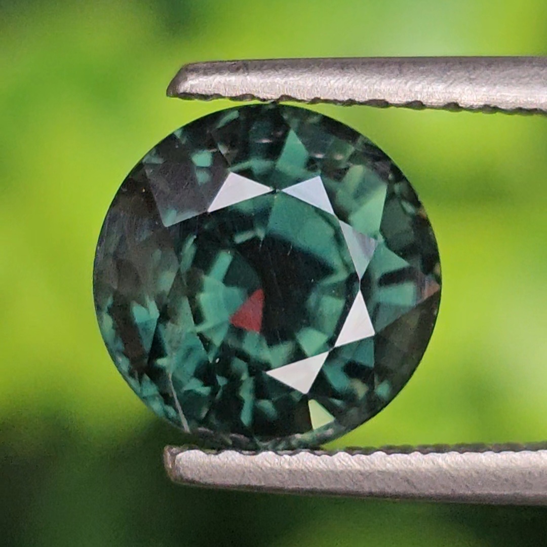 พลอย เขียวส่อง (Green Sapphire) 2.98 กะรัต (Cts.) พลอยแท้ อัญมณีมงคลประจําวันเกิด เครื่องประดับพลอย