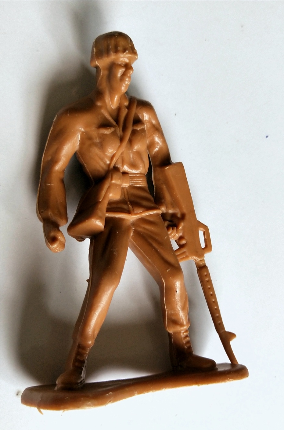 ของสะสม โมเดลพลาสติก ตุ๊กตาทหารยืนถือปืน สีน้ำตาล จาก Greenerier International Inc.