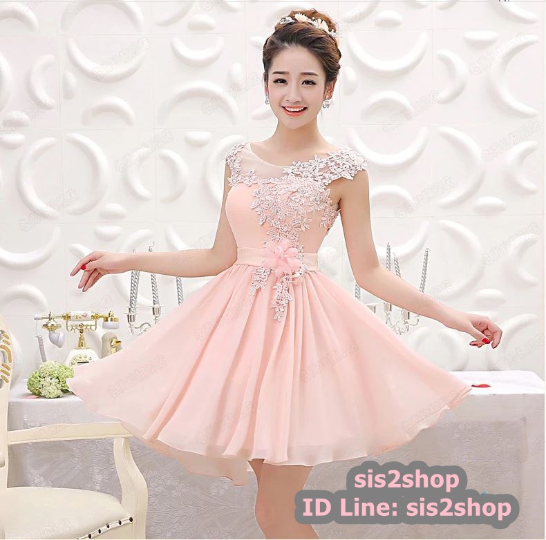 พร้อมส่ง ชุดราตรีสั้น แขนกุด สีชมพู แต่งลูกไม้และปักมุกสวย แต่งเกสรดอกไม้ช่วงเอว