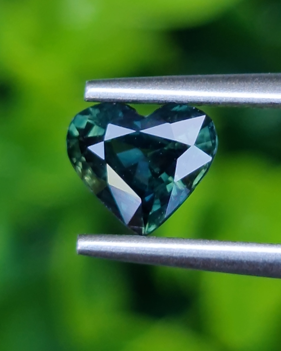 พลอย เขียวส่อง Green Sapphire 1.00 กะรัต (Cts.) ดิบ Unheated พลอยแท้ อัญมณีมงคลประจําวันเกิด เครื่องประดับพลอย