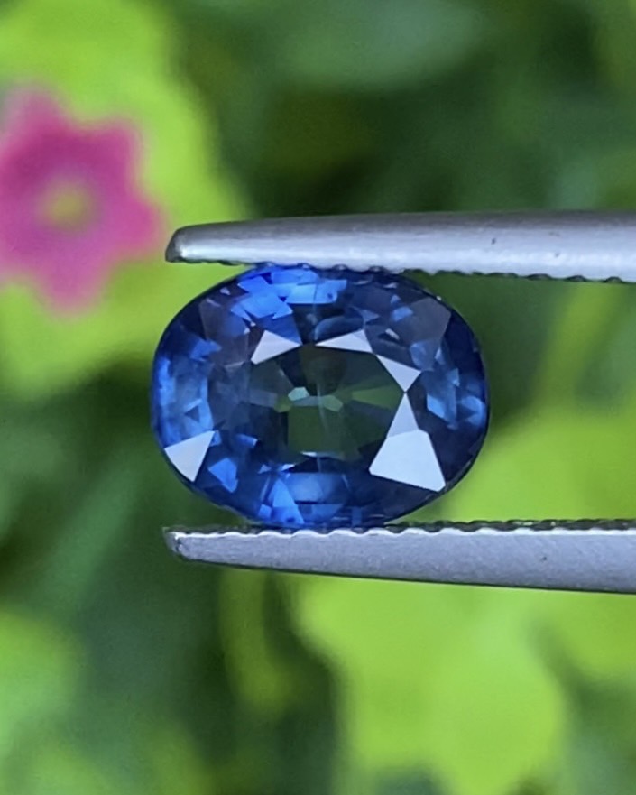 ไพลิน (Blue Sapphire) 2.03 กะรัต (Cts.) พร้อมใบเซอร์ พลอยแท้ อัญมณีมงคลประจําวันเกิด เครื่องประดับพลอย