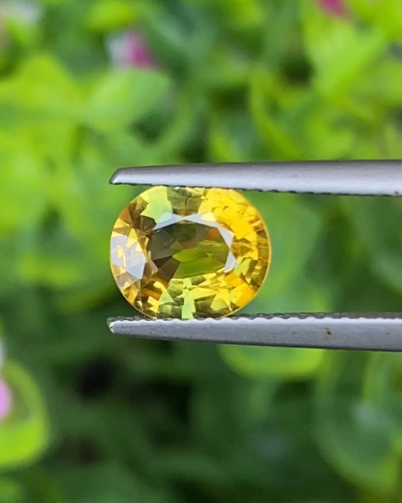 พลอย บุษราคัม yellow sapphire 1.93 กะรัต (Cts.) พลอยแท้ อัญมณีมงคลประจําวันเกิด เครื่องประดับพลอย