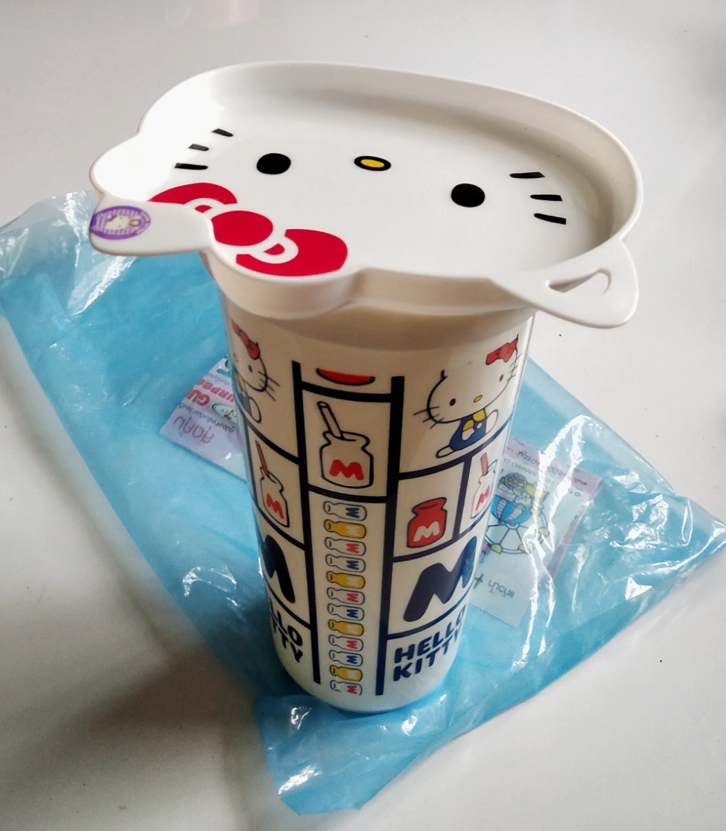 แก้วน้ำคิตตี้สีขาวพร้อมจานรอง ของสะสมจาก7-11 Hello Kitty, Sanrio รูปคิตตี้ในกรอบสี่เหลี่ยม **ถุงชำรุด ***ไม่มีส้อม