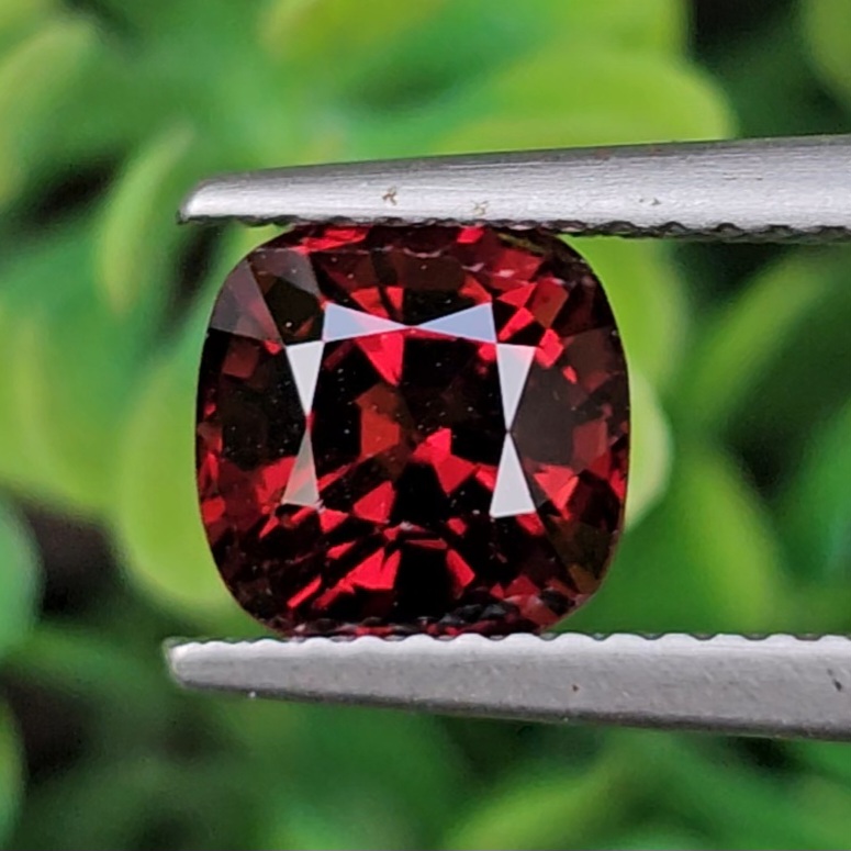 พลอย สปิเนล (Spinel) 2.16 กะรัต (Cts.) ดิบ (Unheated) พลอยแท้ อัญมณีมงคลประจําวันเกิด เครื่องประดับพลอย