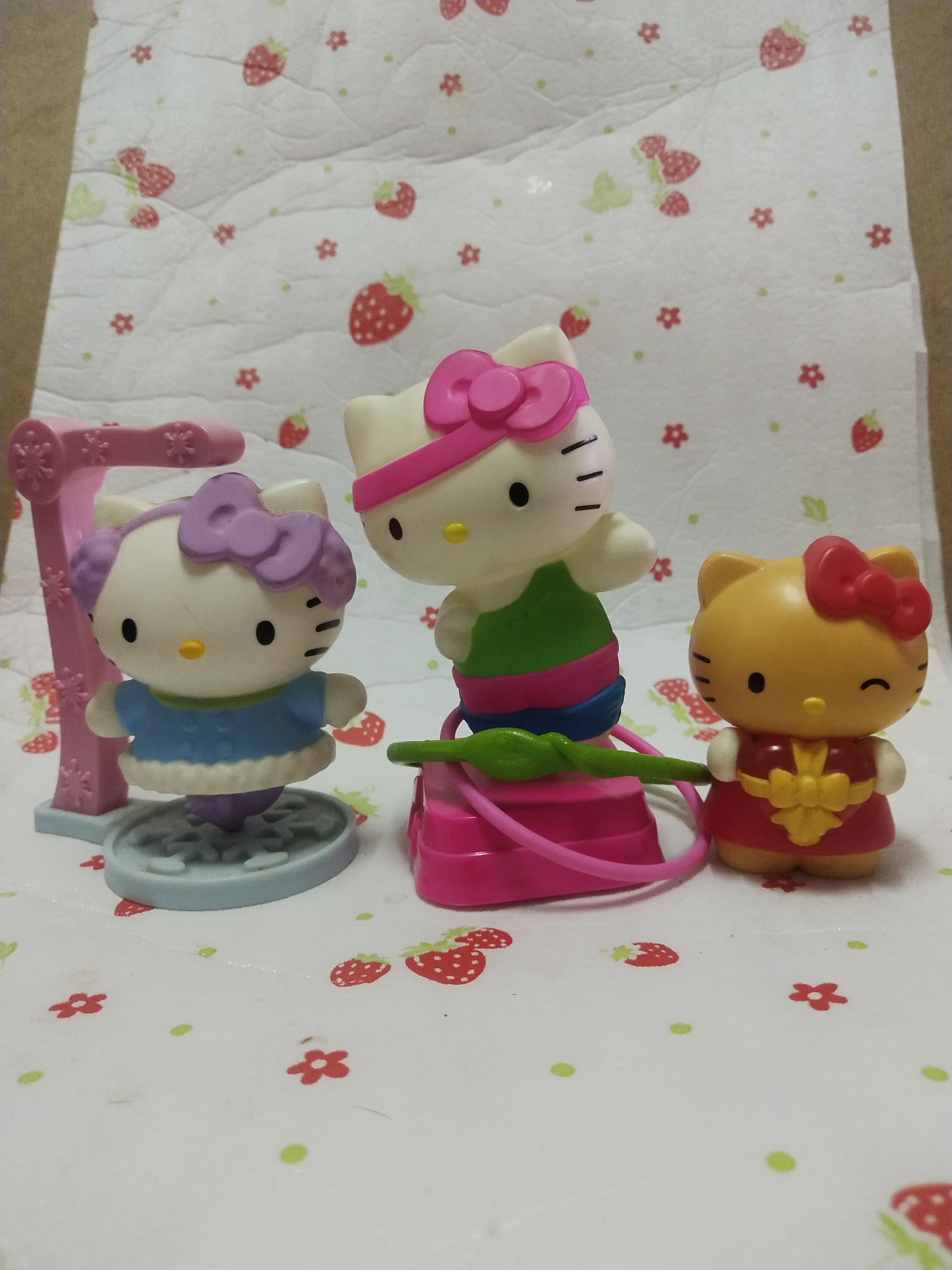 มีหลายภาพของสะสม จากแมคโดนัล และ มิสเตอร์โดนัท Hello Kitty คิตตี้ กรุณาเลือกแบบ ( ราคาตัวละ)