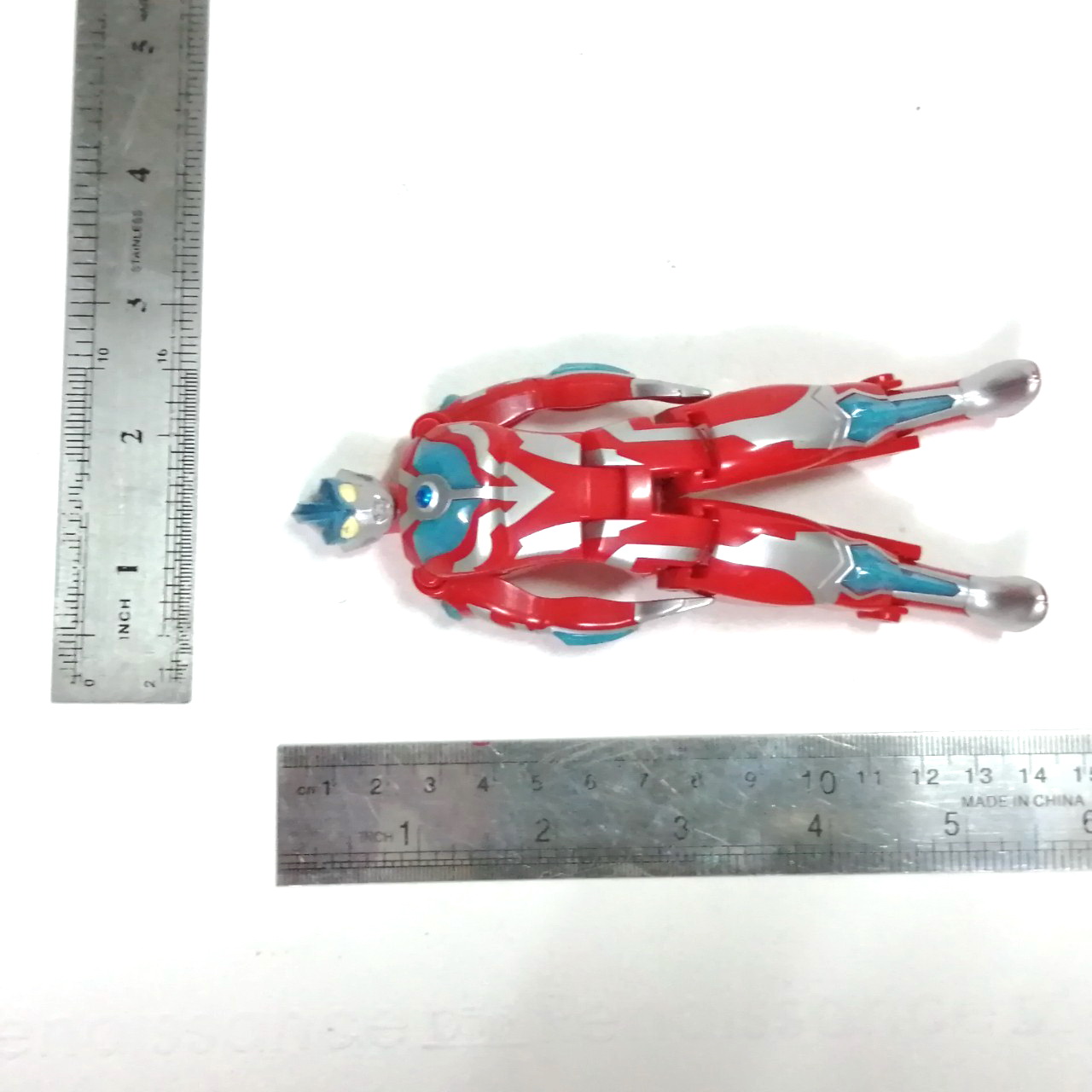 อุลตร้าแมนไข่ อุลตร้าแมนกิงกะ 5 - 5.5 นิ้ว ขนาดตามรูป พับได้ปกติ สภาพดี มีรอยบ้าง มีสติ๊กเกอร์ ข้างเอว