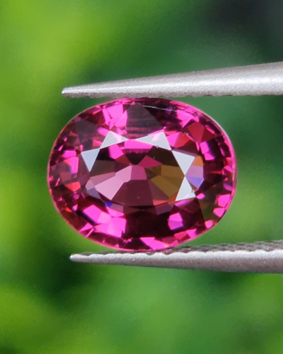 พลอย โรโดไลต์ กาเน็ท Rhodolite Garnet 1.40 กะรัต Cts.พลอยแท้ อัญมณีมงคลประจําวันเกิด เครื่องประดับพลอย