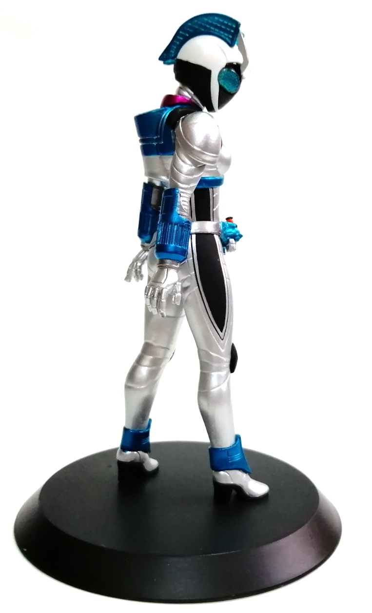 ของสะสม มาสค์ ไรเดอร์นาเดชิโกะ Nadeshiko ไรเดอร์ผู้หญิงคนเดียว จากซีรีย์คาเมนไรเดอร์โฟเซ่ Masked Rider Fourze ปรากฏตัวทั้งในทีวีซีรีย์ และ เดอะมูฟวี่ ตัวนี้เป็นตุ๊กตาเครนเกม พลาสติกลงสีสำเร็จพร้อมฐาน ขนาดสูง20ซม.รวมฐาน สภาพสะสมเก่าเก็บ