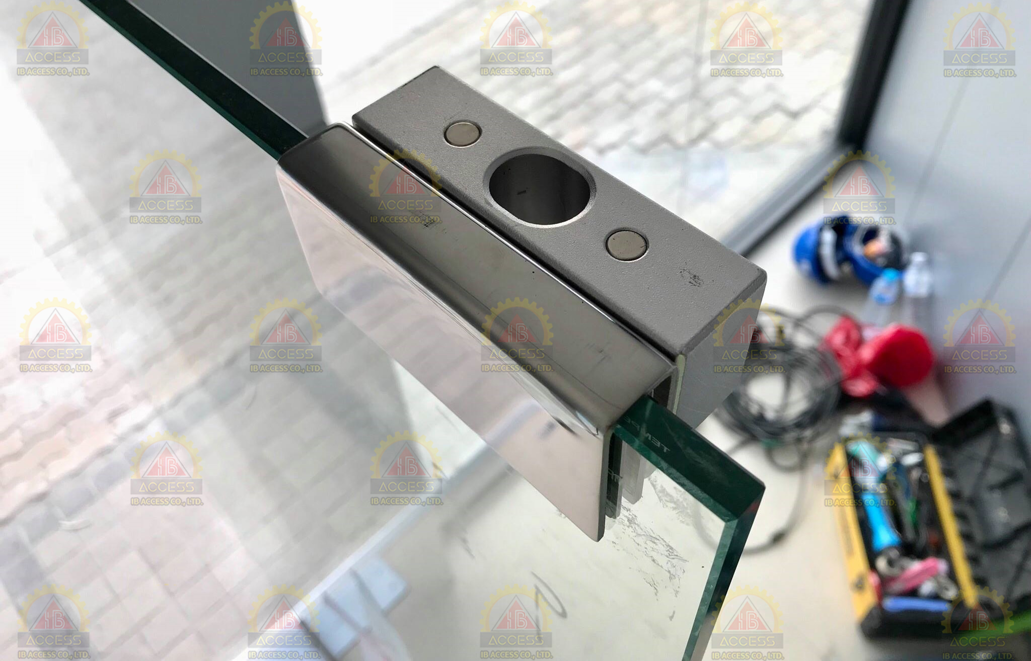 Frameless Bracket สำหรับประตูกระจกบานเปลือยล่าง ยี่ห้อ SOCA รุ่น BR-100C