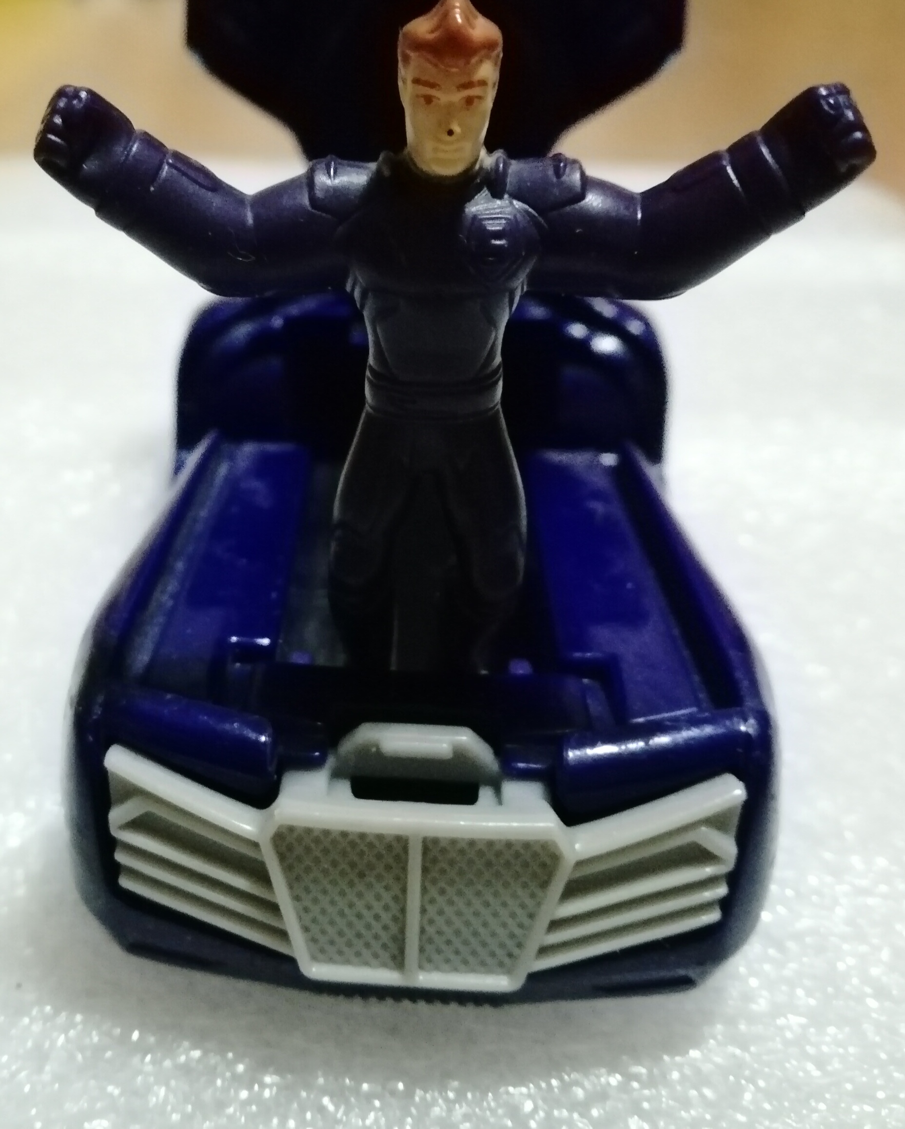 รถHot wheels พลาสติกสีน้ำเงิน-ดำ กดด้านหน้าฝากระโปรงเปิดออก มีคนยืนด้านใน ขนาด 4" ของสะสมจากแมคโดนัลด์เวียดนาม**โปรดตรวจสอบทุกภาพ