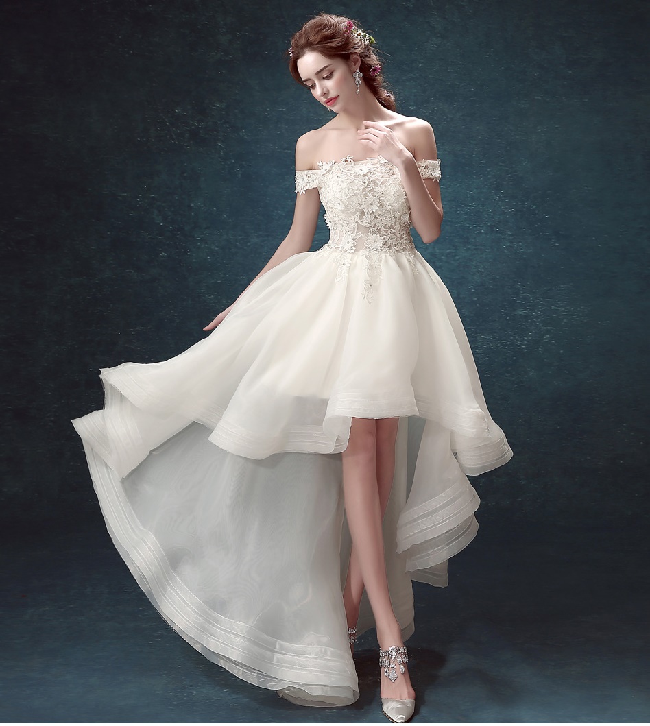 Pre-order ชุดแฟนซี ชุดเจ้าสาว ชุดราตรี สีขาว ปาดไหล่ แต่งดอกไม้ ปักเลื่อม หน้าสั้นหลังยาว เชือกผูกหลัง