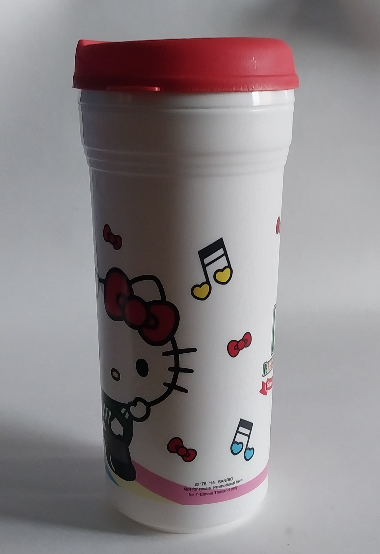 แก้วน้ำพลาสติกสีขาว แดงมีหูจับ ขนาดใหญ่ประมาณ 32 ออนซ์ ลายคิตตี้ใส่เสื้อ7-11 Hello Kitty จาก Sanrio ของสะสมจาก7-11