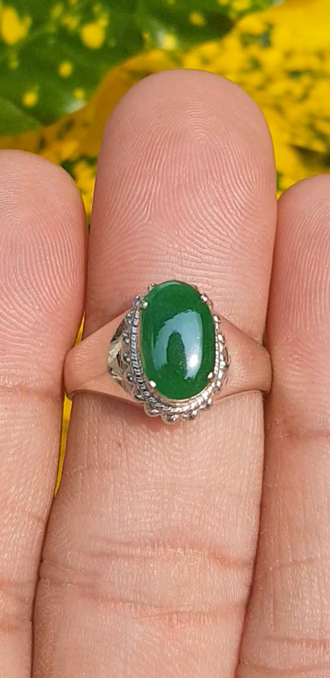 หยก พม่า แท้ Jade แหวนหยก 翡翠戒指 (Jadeite ring) 1.07 กะรัต (Cts.) (Size) 57 ดิบ ไม่ผ่านการปรับปรุง (Type A) พม่า (Myanmar)