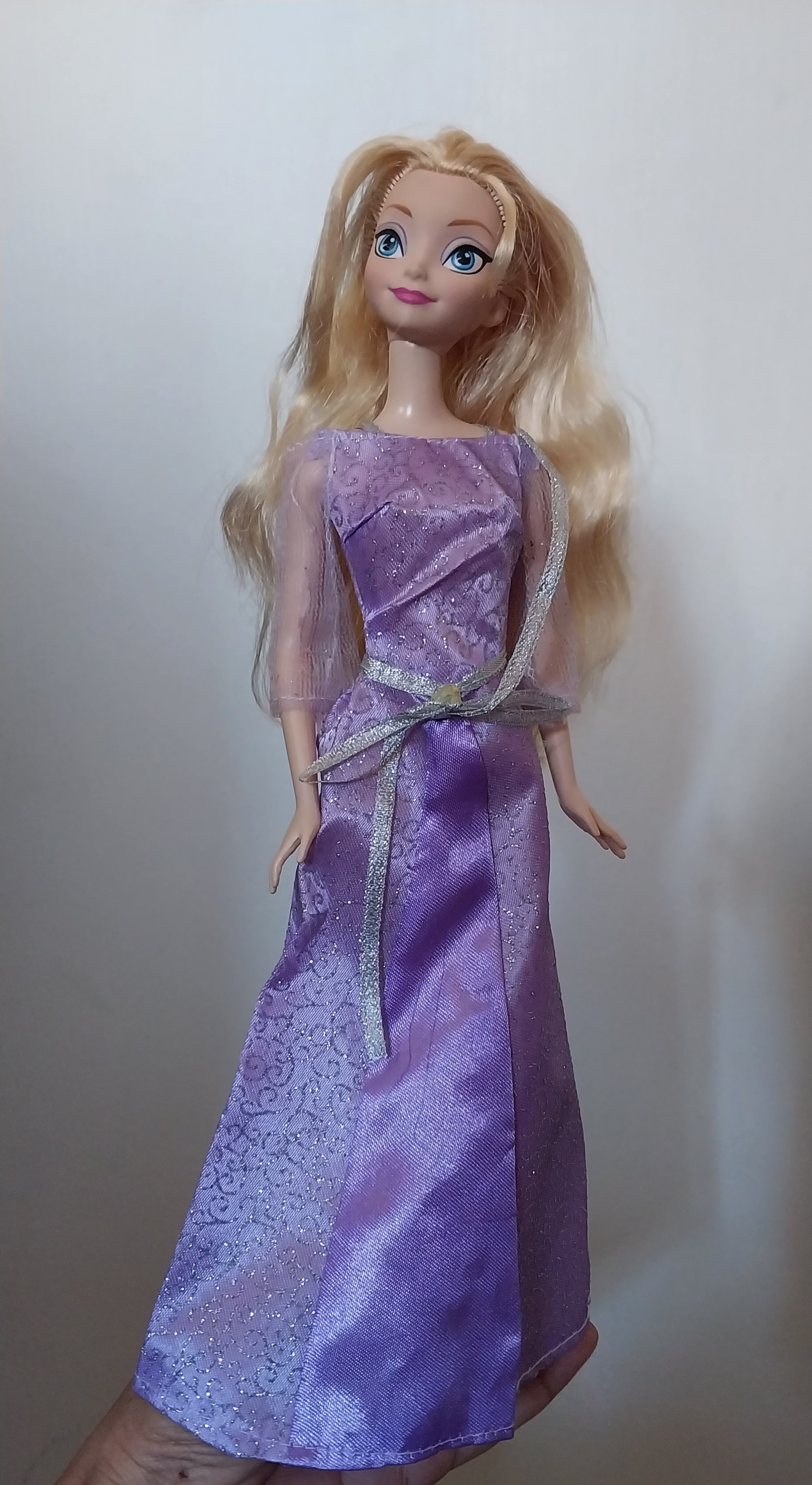 ตุ๊กตาบาร์บี้ ***มีรอยปากกาที่ท้องเล็กน้อย,เจ้าหญิงดิสนีย์ Disney Princess, Frozen โฟรเซ่น เอลซ่า หน้าสวย ผมบลอนด์ทอง ของแท้ แมทเทล 2012 Indonesia คอ แขน ขา ไม่หลวม ขนาด 12"