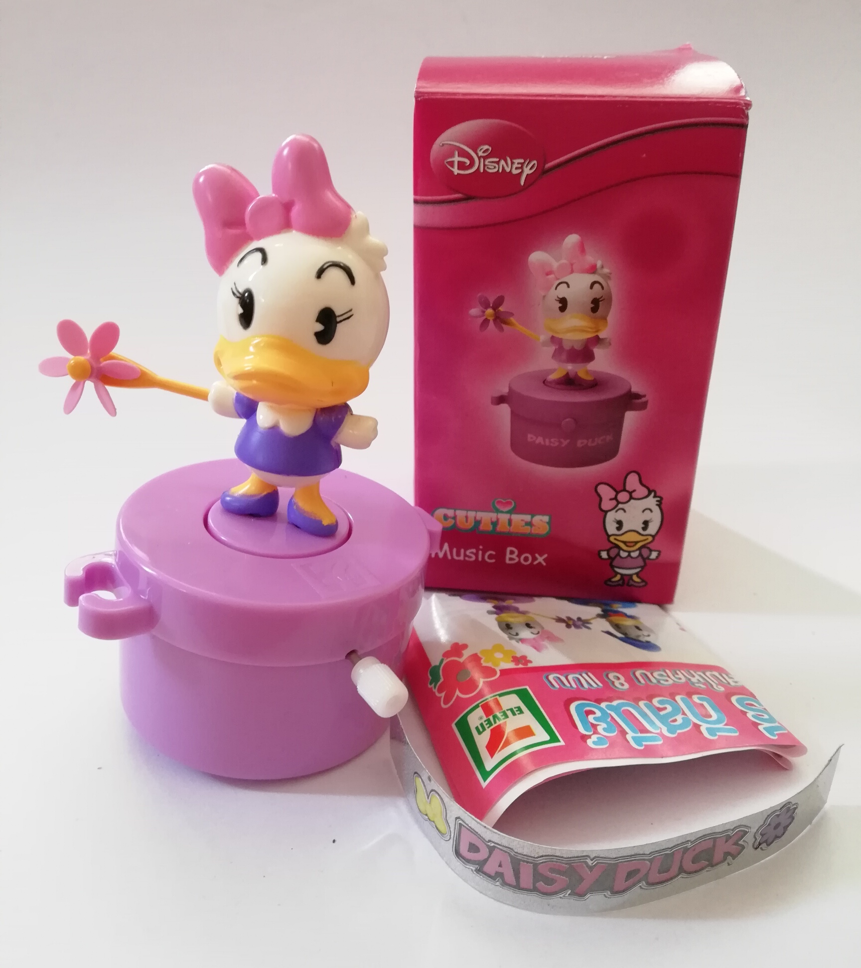 กล่องดนตรี ***ไม่เช็คระบบว่าใช้งานได้หรือไม่ เพราะสภาพเก่าเก็บ หลายปีแล้ว Cutie Music Box, Disney, Daisy Duck, DIY Sticker ของสะสมจาก 7-11