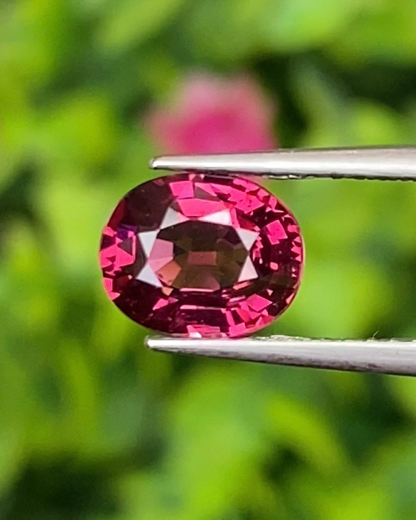 พลอย โรโดไลต์ กาเน็ท Rhodolite Garnet 1.49 กะรัต Cts.พลอยแท้ อัญมณีมงคลประจําวันเกิด เครื่องประดับพลอย